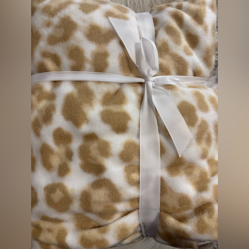 No Sew Fleece Throw Blanket Kit NEW
72x60” - Picture 3 of 7